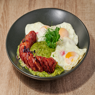 Spanac cu ochiuri de ou si carnati