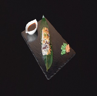 Uramaki Atún con mayonesa picante y cebollino y cebolla frita . 4 unidades