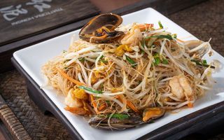 Spaghetti di riso saltati con frutti di mare海鲜炒粉干