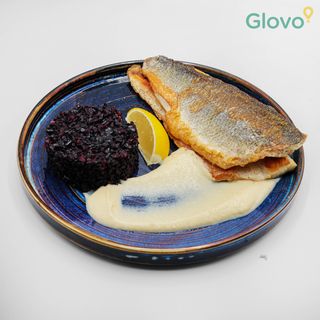 Филе от лаврак с пюре от целина и маслен сос