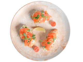 Брускети з лососем 
та сиром фiладельфiя (170g)