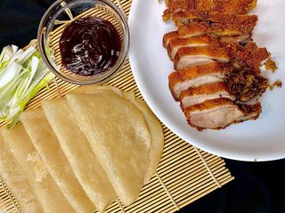 Hrskavo pečena patka s palačinkama