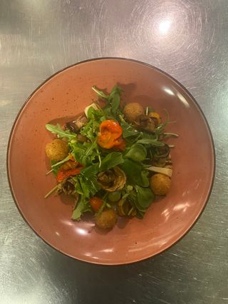 Insalata di verdure cotte e crude, polpettine di ceci e scaglie di pecorino