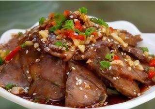 19. Manzo con salsa piccante e arachidi