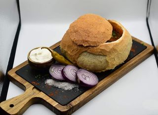 Ciorbă de fasole cu afumătură în bol de pâine