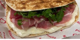 Crudo con squacquerone e rucola