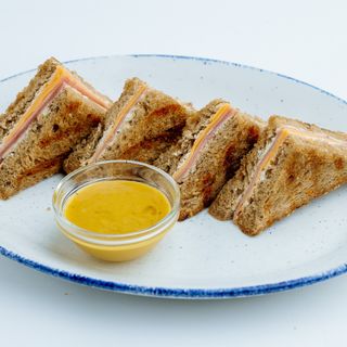 ლორის და ყველის ტოსტი ჭვავის პურში