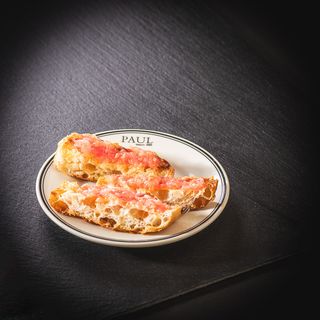 Pan de coca con tomate