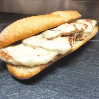 Bocadillo lomo y queso 