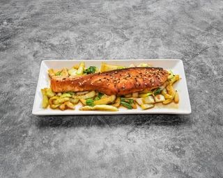 Salmón a la plancha con bok choi