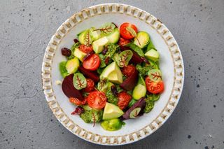 Salată cu sfeclă coaptă, avocado și quinoa