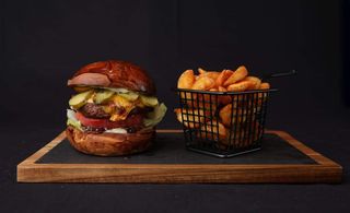 Мастър мега бургер с гарнитура картофи Уеджис 