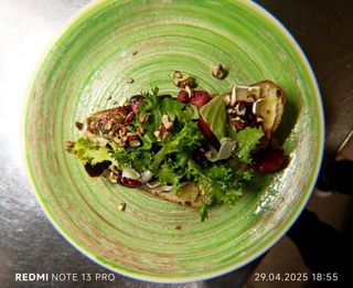 Брускета з сиром Брі та грушою в карамелі