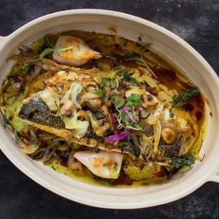 Lubina A La Cebolla Tierna Con Calamrcitos