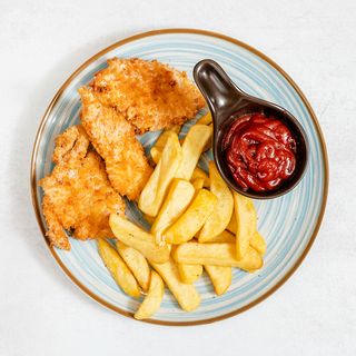 Nuggetsy z kurczaka z frytkami