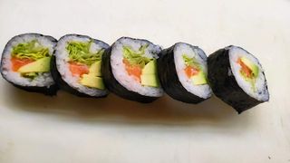 Futomaki salmone, avocado e insalata