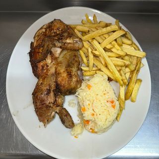 Pollo, patatas fritas y arroz
