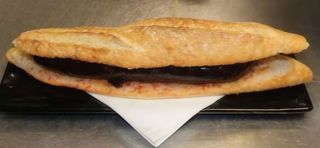 Bocata butifarra negra a la brasa