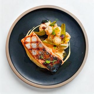 Salmón A La Brasa Con Puré De Coliflor Especiada Y Shimejí.