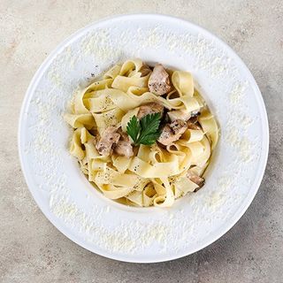 Паста з куркою та грибами