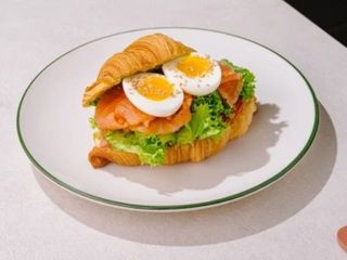 Croissant cu somon și ou