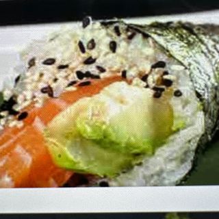 69. Temaki salmone avocado