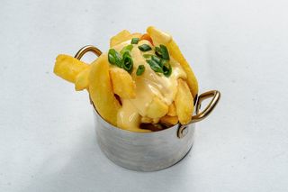 Frytki z sosem serowym