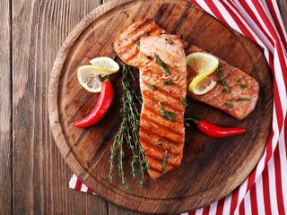 somon la grătar cu capere