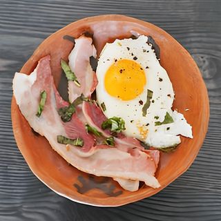 Domaća jaja sa hrskavom pančetom