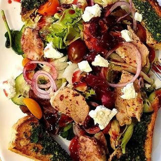 Sałatka The Beatles (z grillowanymi polędwiczkami)