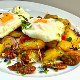 Cartofi taranesti cu carnati vegani si oua ochiuri 450g