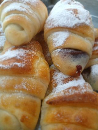 Kifla sa višnjom 1 komad