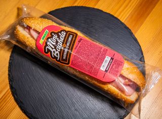 Baghetă cu pastramă şi mozarella