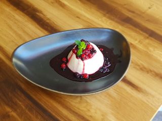 Ванилова панакота с горски плодове