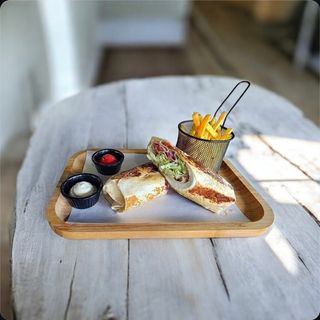 Caprese tortilla + pomfrit