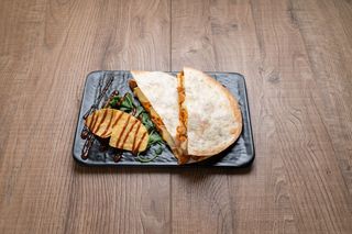 Quesadilla con pollo e brie