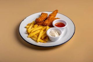 Куриные стрипсы с картофелем фри.