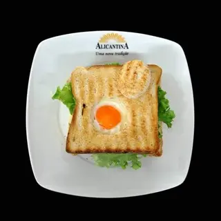 Tosta mista com vegetais e ovo