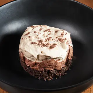 Cremoso de chocolate, nata de tiramisú y migas de cacao salado