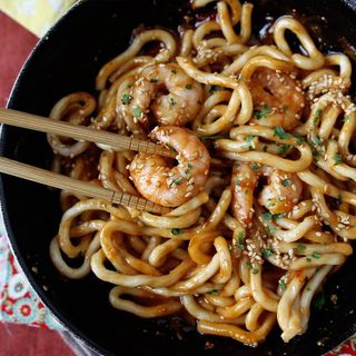 100. Udon thailandese con gamberi