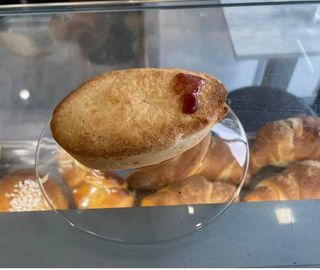 Pasticcino pugliese con crema e amarena