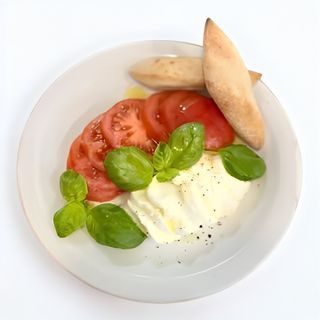 Pomidory z mozarellą, szynką parmeńską i świeżą bazylią