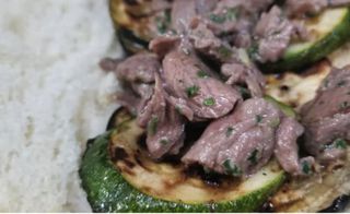 Panino con carne di cavallo, aglio, prezzemolo