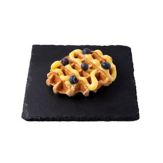 Waffles con crema pasticcera e mirtilli freschi