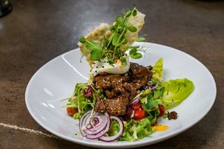 Sałatka z grillowanymi plastrami polędwicy wołowej