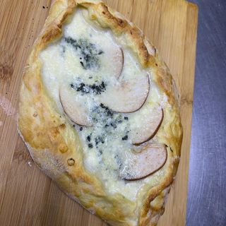 Khachapuri with blue cheese, honey and pear