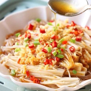 Fideo de soja con setas (Enoki) y la salsa de puerro
