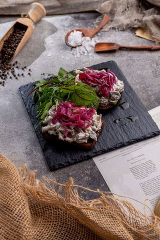 Smørrebrod cu pui și ciuperci