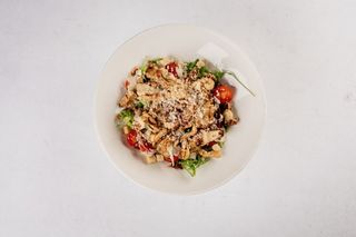 Salatni tanjur s piletinom