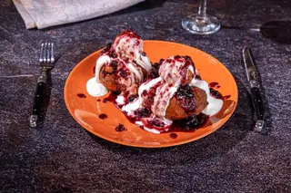 Papanasi cu fructe de padure